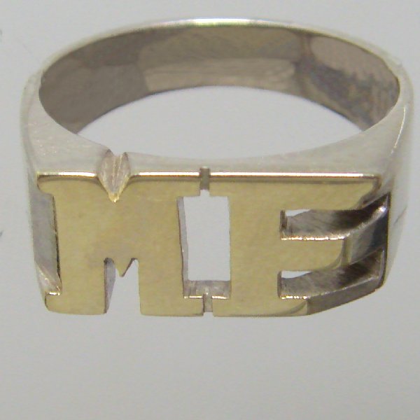 (r1284)Anillo tipo sello con iniciales caladas en plata y oro.